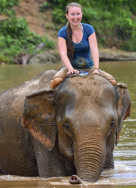 Ivonne Peupelmann auf Elefant